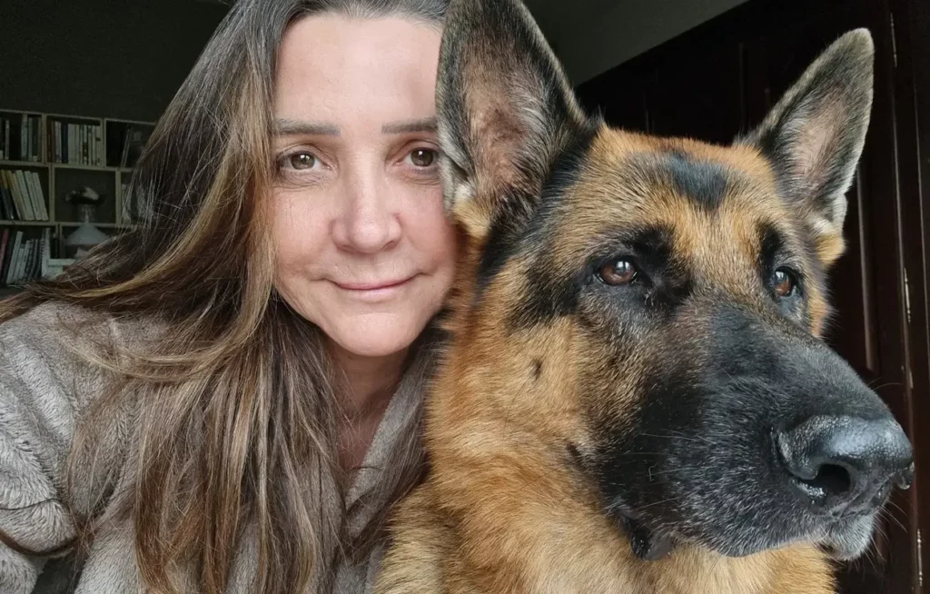 Isabelle Frances avec son chien Oslo, un berger allemand.